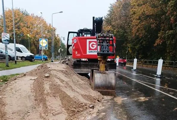 Blick auf den Baustellenbereich der Satower Straße mit Baufahrzeug