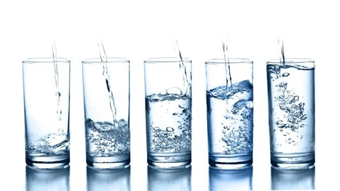 Fünf Wassergläser mit unterschiedlicher Füllmenge Wasser